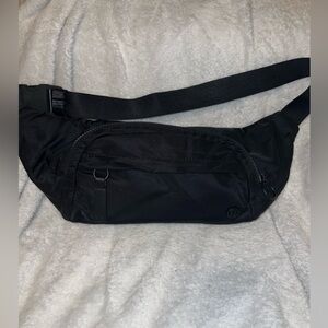 Lululemon on the beat belt bag